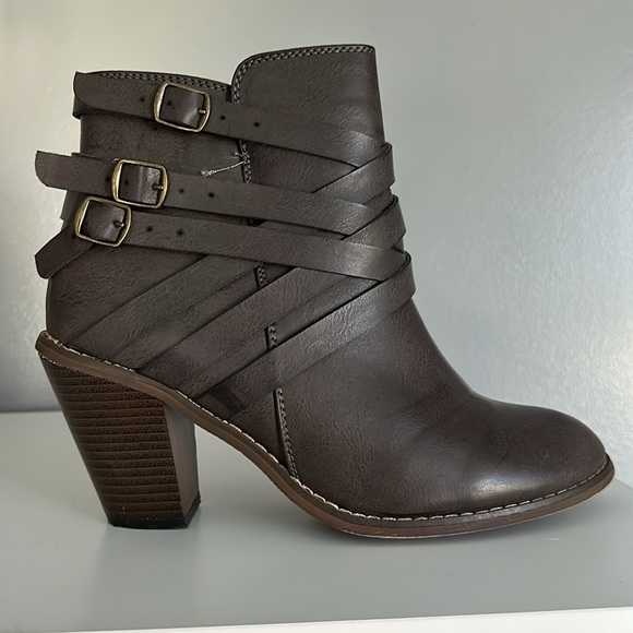 Journee Collection, grey leather boots, 3.5 inch heels, women’s size 10 - Picture 5 of 5